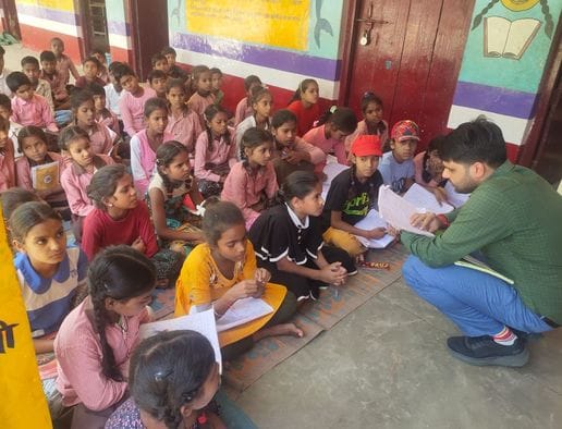 Panchayat Bhawan was found closed, many irregularities were found in the school
