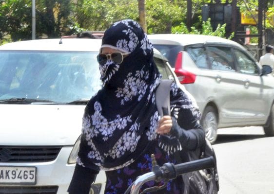 The maximum temperature reached close to 42 degrees, people became distressed due to hot air