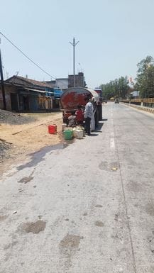 पेयजल समस्या से परेशान ग्रामीण