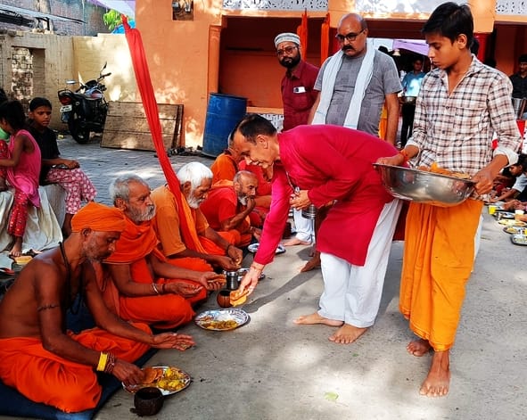 Bhandara held in Shri Narayan Thakurdwara temple of Rausar Kothi