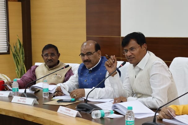 District Magistrate should dispose of the pending applications of the dependents of the deceased