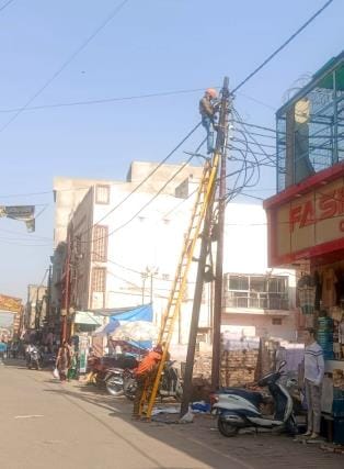 Electricity was cut in three areas of the city for ten hours.