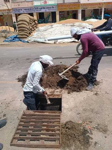 The work of cleaning the sewer filled with dirt started in the new Anaj Mela Mandi