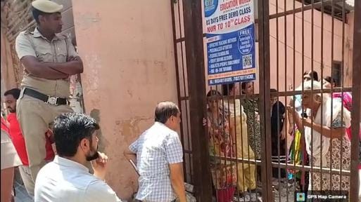 Protest against the team that arrived to make new drinking water connections, women closed the gate