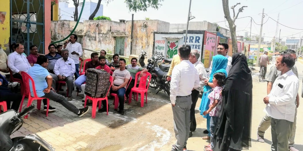 In protest against the weekly market, the traders locked the board meeting place