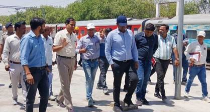 DRM arrived to inspect the railway station, learned problems from passengers