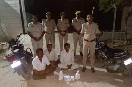 डेढ़ किलो अफीम के साथ तीन आरोपी गिरफ्तार