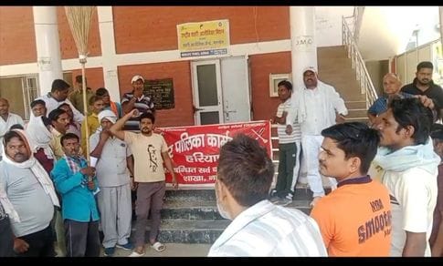 Cleaning workers staged a sit-in protest against marking attendance through the app