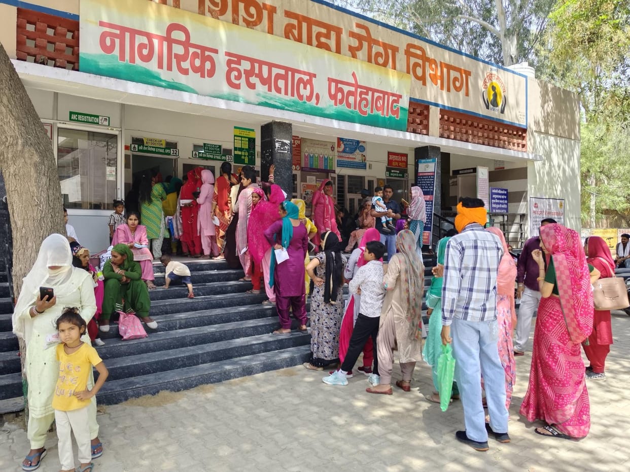 Pregnant women forced to stand in lines for 20 minutes in the heat