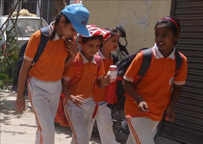 There is no respite from the heat, people are seen suffering from the sun and heat