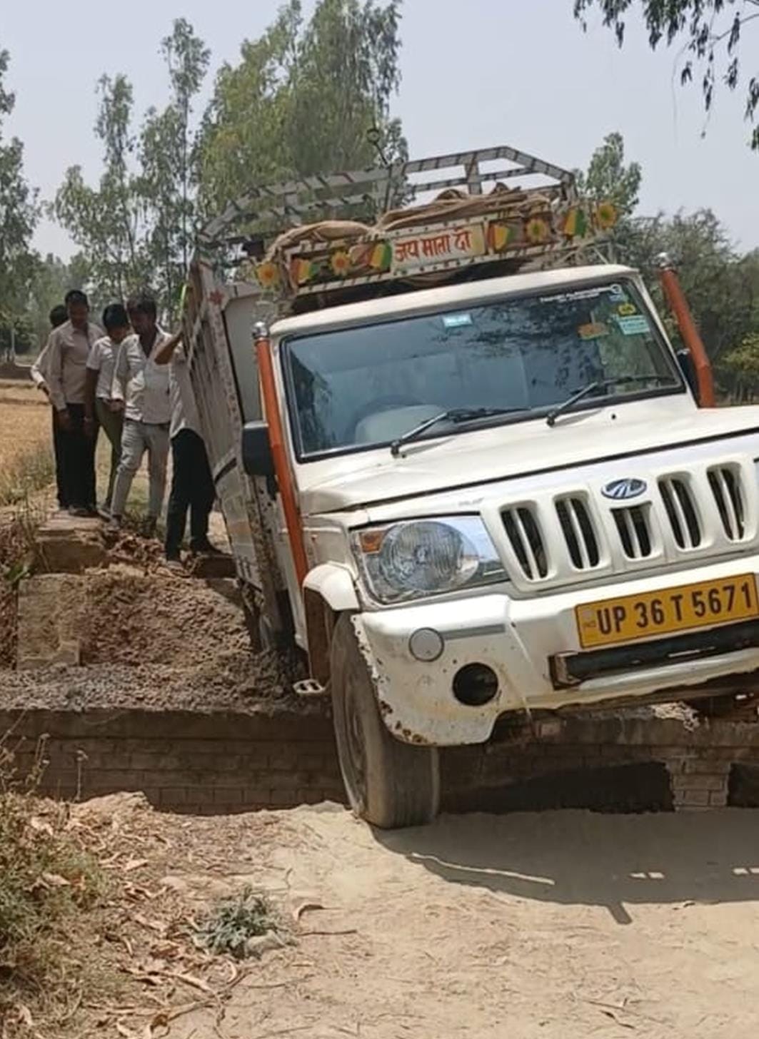 amethi news road blocked