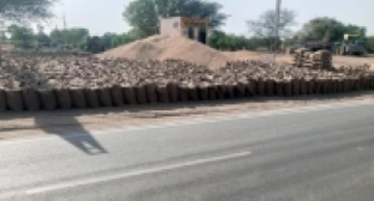 There is no space in the market, thousands of quintals of wheat are lying on the roadside, waiting to be purchased