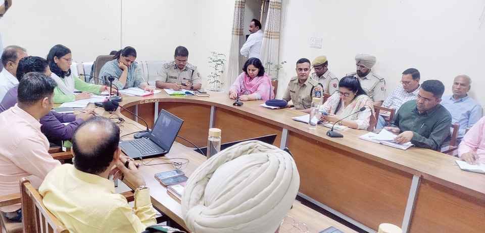 In view of national security, inform the police about the suspects: Collector