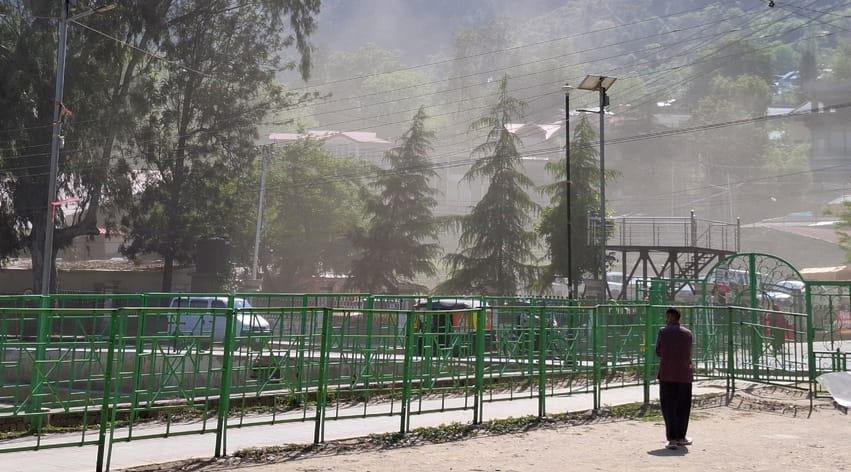 The cloud of dust raised by the storm increased the concern of shopkeepers