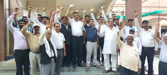 Advocates opened front against Tehsildar and protested