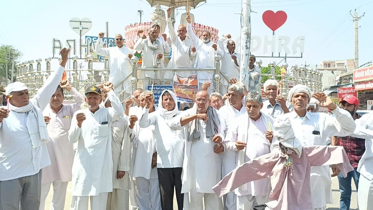 Farmers and ex-servicemen organizations took out a candle march in protest against the Pahalgam incident