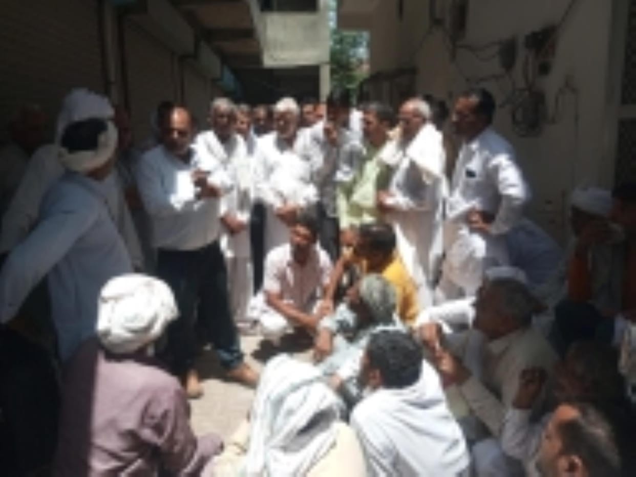 Due to delay in tubewell connection, the workers were thrown out and the office was locked