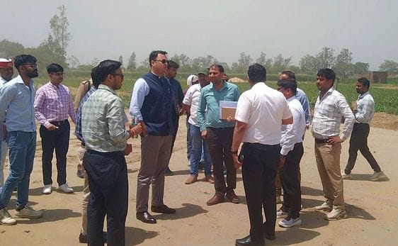 DM inspected the Badaun-Kasganj highway, instructed to speed up the construction