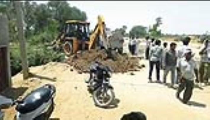 Irrigation department team made a Moga in Balsamand branch canal, villagers got it closed