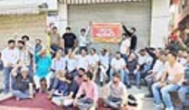 Shopkeepers kept 70 shops closed in Lakkar Market and demanded action against terrorists
