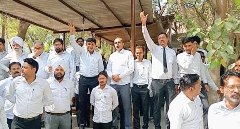 Tehsildar arrived with JCB to remove lawyers' seats, protested and asked for seven days' time