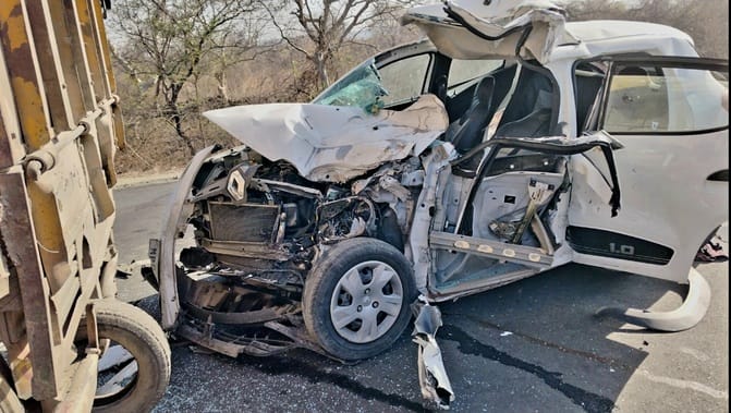Two cars collided with a truck parked on the roadside, two died in the accident
