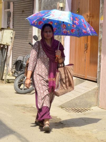 Due to heat, a woman fainted near Lavela Chowk