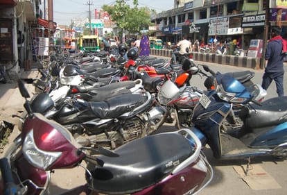 Kanpur Vehicles parked in no parking areas will be lifted by crane a fine of Rs 500 will be imposed