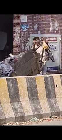 Corporation employees themselves dumped garbage in front of Civil Hospital, councilor made video and sent it to DC