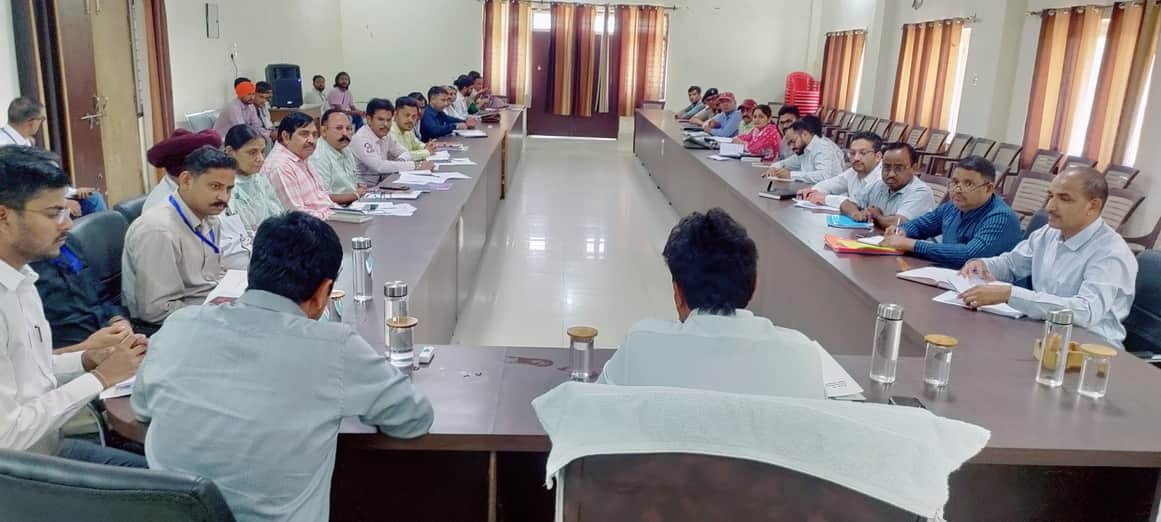अधिकारियों को दिशा निर्देश देते संभागीय आयुक्त