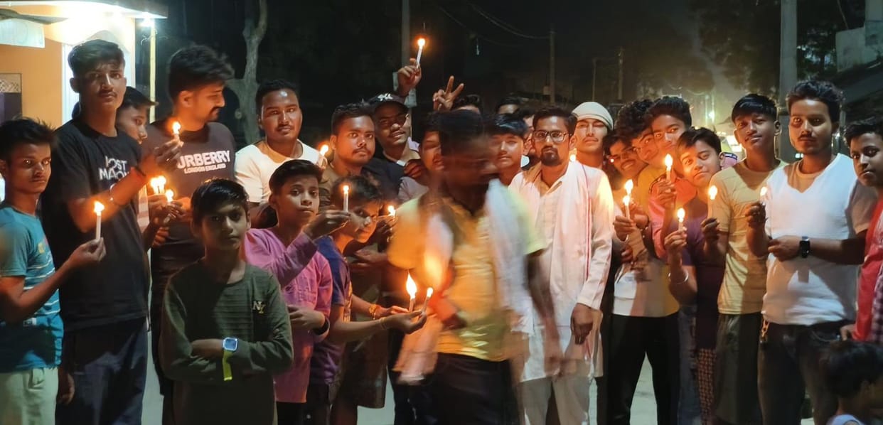 Protested against the terrorist incident by taking out a candle march