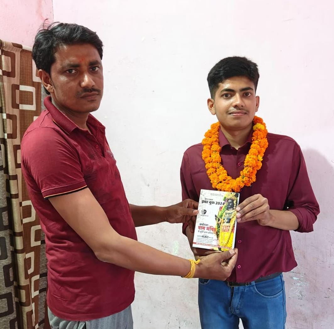 Amar Ujala reached the homes of meritorious students and honoured them