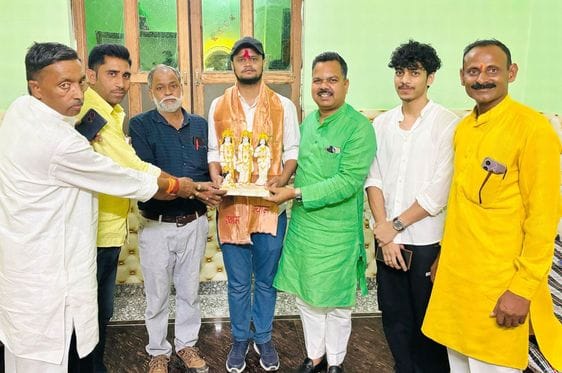 Deepak reached home after being successful in UPSC, got a warm welcome