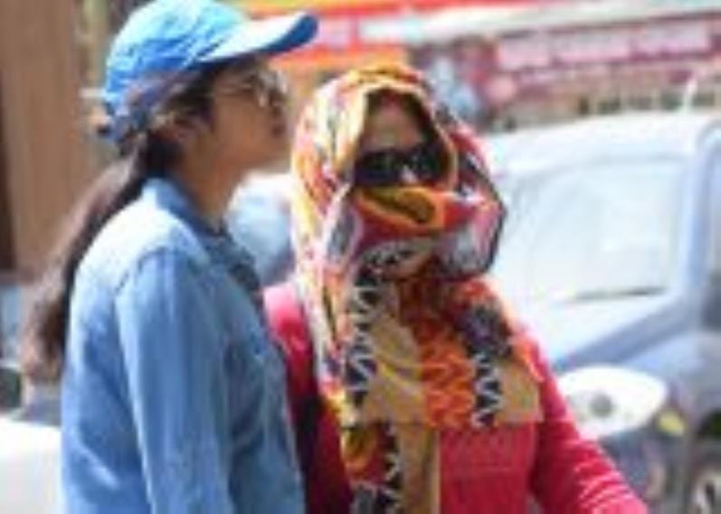 The speed of the westerly wind decreased, the temperature reached 42 degrees