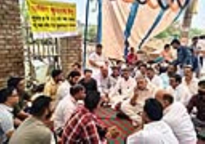 Shopkeepers of New Bus Stand Road staged a sit-in to demand the opening of parking