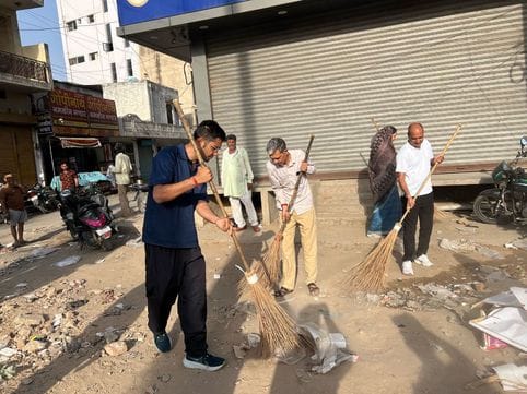 Four people fined for throwing garbage on the road