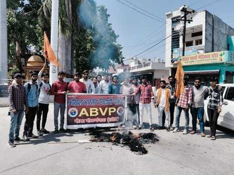 Pakistan's effigy burnt, tribute paid to the dead
