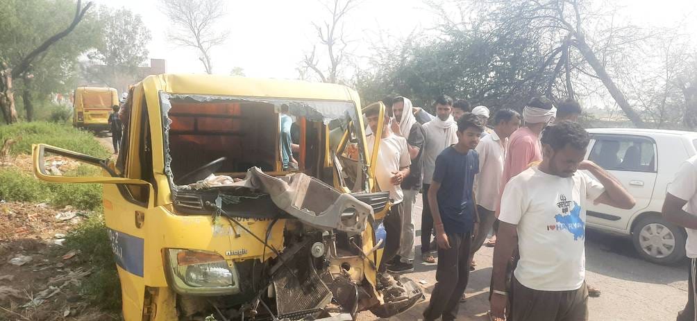 Smoke spread from fire in the fields, canter-school van collided, 14 students including the driver injured