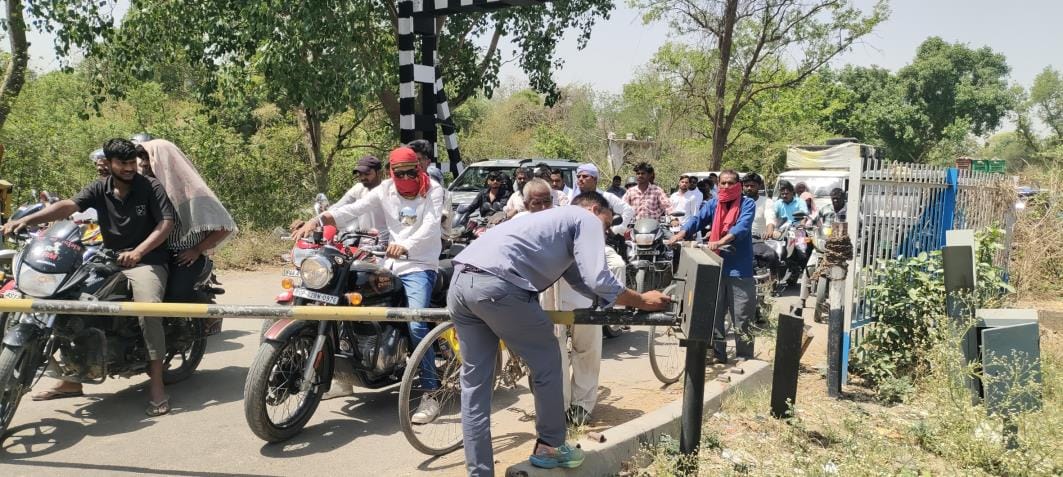 Level crossing gate broken due to collision with e-rickshaw