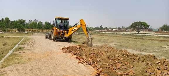 Administration's bulldozer runs on illegal colony in Jhinjhana