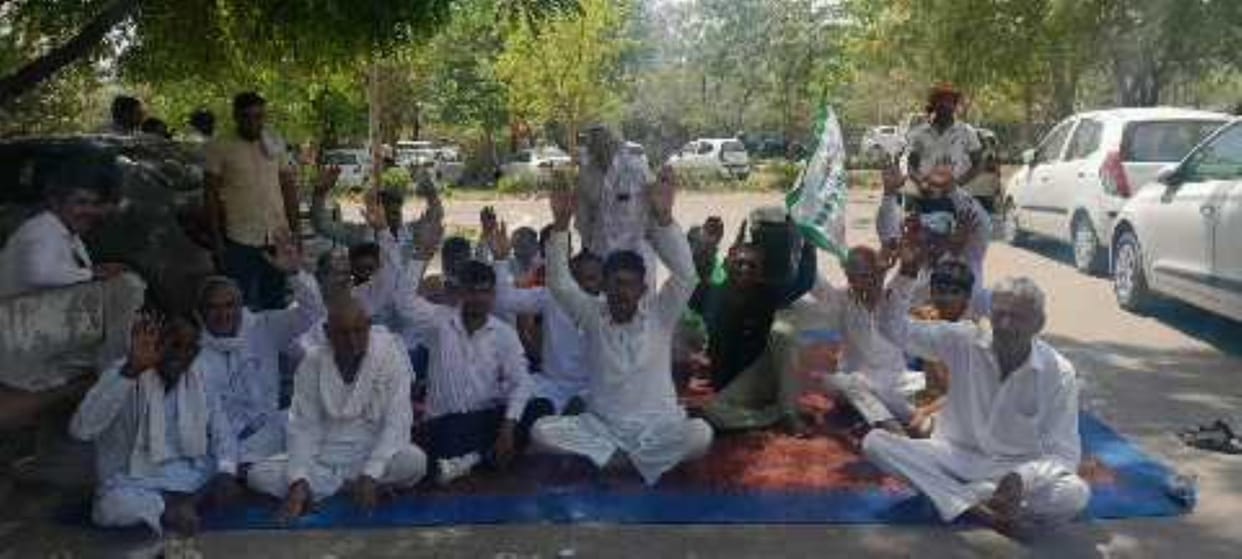 Farmers submitted a memorandum to DC demanding compensation