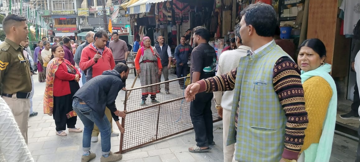 Illegal occupation removed from 15 shops in Manali