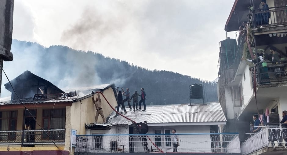 Fire broke out in the house, three cylinders burst, roof sheets fell on another house