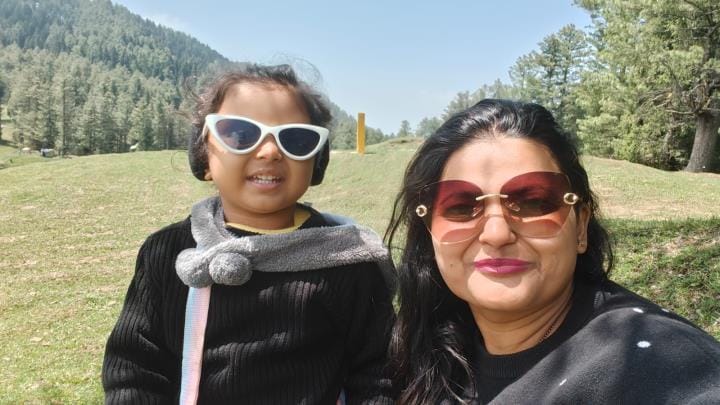 Mathura doctor couple and their daughter were stuck in Gulmarg for two days, will reach Delhi today