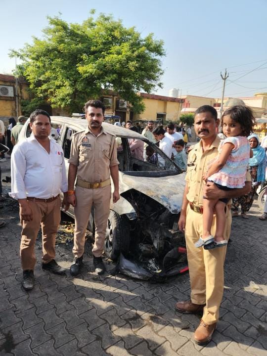 The car caught fire, a four year old girl was barely saved by breaking the glass