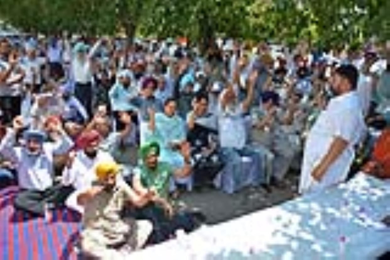 Sangharsh Committee protested against the enhancement by staging a dharna at GMADA office