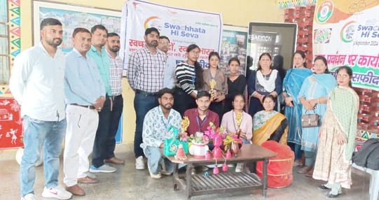 Students made decorative items from waste plastic, cardboard and garbage