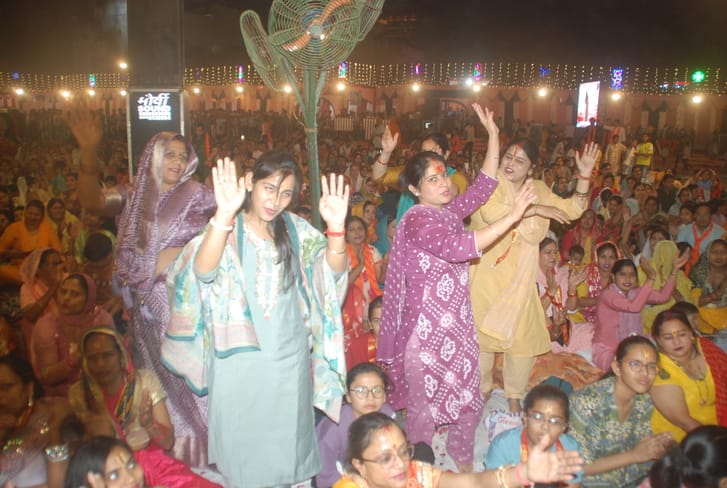 Devotees danced on the hymns of Baba Shyam