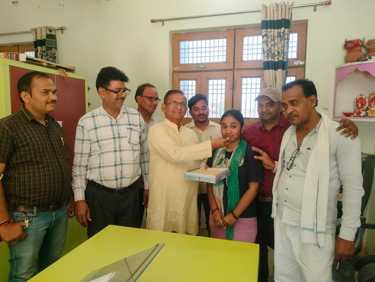 Farmer's daughter Chandni topped the district in high school and Monika in intermediate