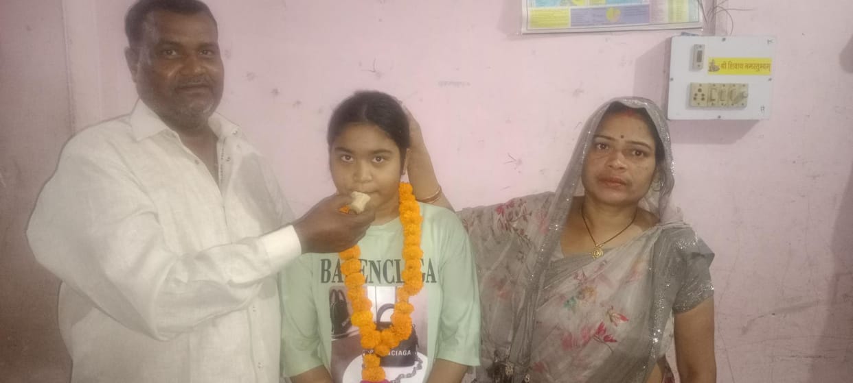 Educated daughter by selling golgappa, Saloni got ninth position in the district